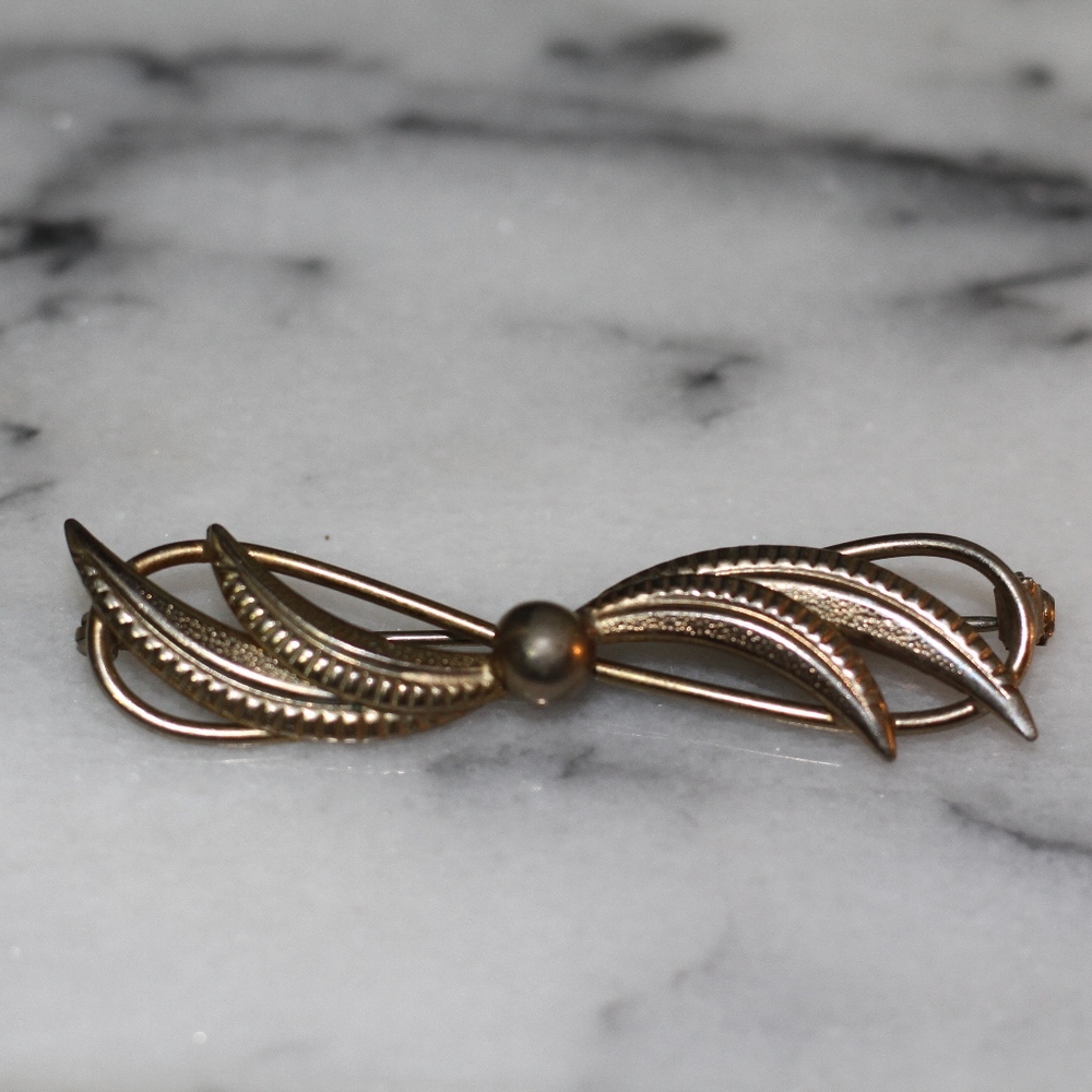 Gold Ribbon Brooch - Picture 2 of 3